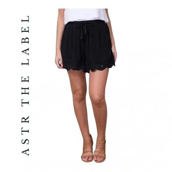 0394W. ASTR THE LABEL RITA LACE SHORTS BLACK IN‎ COLOR SIZE LARGE EYELET LACE - Picture 1 of 8